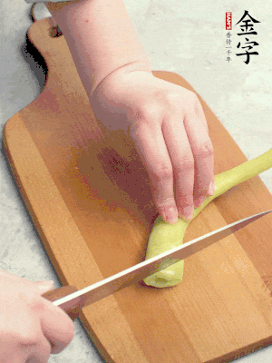 蔥切段，姜切絲，辣椒斜切成塊。