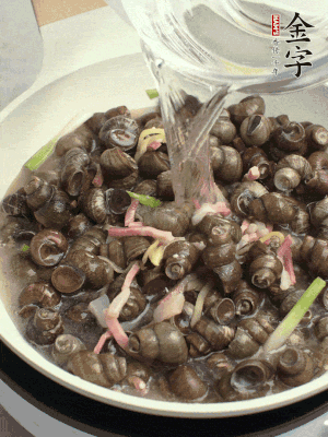 倒處理干凈的螺螄翻炒，加3勺料酒。加清水蓋過螺螄，中火蓋蓋煮5分鐘。