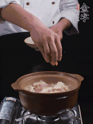 下蝦仁干，煮5分鐘。撒蒜葉，煮1分鐘。