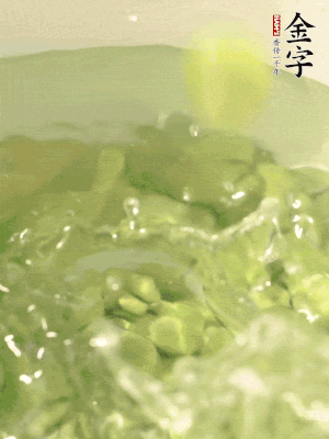 新鮮蠶豆熱水焯水30秒，然后浸入涼水。