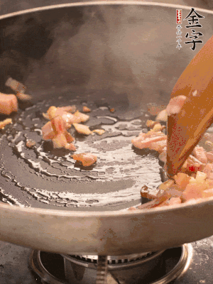 熱油爆香大蒜粒，煸香咸肉丁，淋一勺黃酒調(diào)味。