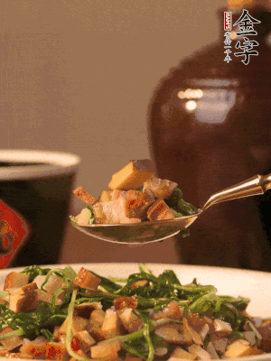 出鍋前嘗味，味淡加點(diǎn)鹽。