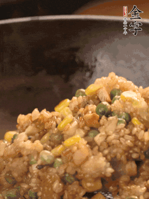 再下糯米，1勺蠔油、2勺生抽調(diào)味翻炒均勻。
