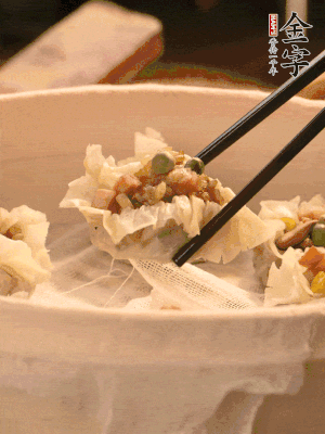 包好的燒賣放在蒸籠上，水開后蒸8分鐘左右。