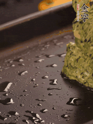 熱鍋擦一下油，下面糊攤平。