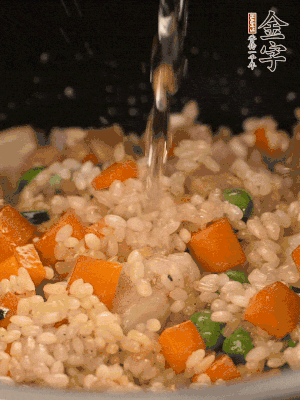 把食材轉(zhuǎn)移到電飯鍋中，倒入點(diǎn)清水，正常煮飯。
