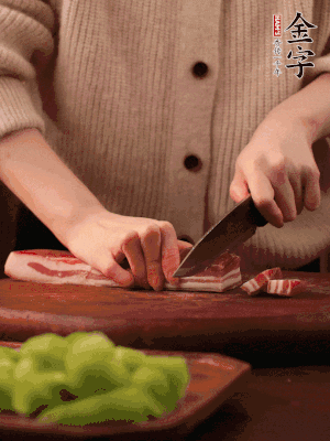 金字淡咸肉切片，冷水入鍋，加姜片、料酒略焯水。同步，五花肉切塊焯水。