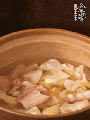 春筍、咸肉、咸肉一起入砂鍋，加姜片、料酒、清水大火煮沸到湯色變白。轉(zhuǎn)小火慢篤半小時(shí)。