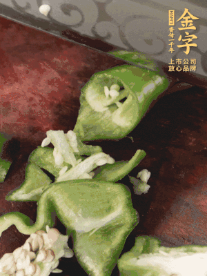 辣椒洗凈斜切成段，蒜切片。
