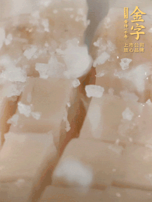 鮑魚中加點(diǎn)鹽、蠔油抓拌一下。