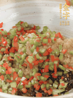 XO醬、蒜蓉醬、青紅椒粒攪拌成醬料。