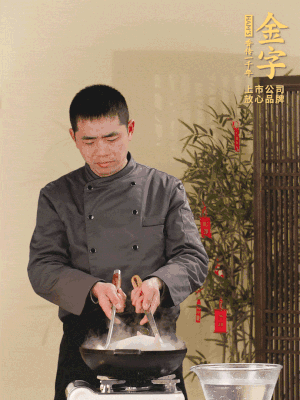 整只土雞冷水下鍋，加蔥姜、料酒焯水，撈出后用溫水清洗干凈。