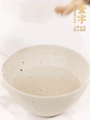羊肚菌流水洗凈2遍后，溫水泡發(fā)15-20分鐘。