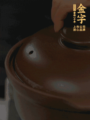 雞、火腿、姜片一起放入砂鍋中，大火轉(zhuǎn)小火燉2小時。