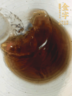 黃酒中加清水、蒸魚豉油、白砂糖混合均勻。
