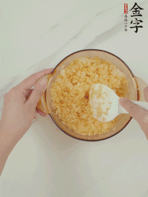 隔夜剩米飯加蛋黃攪拌均勻。