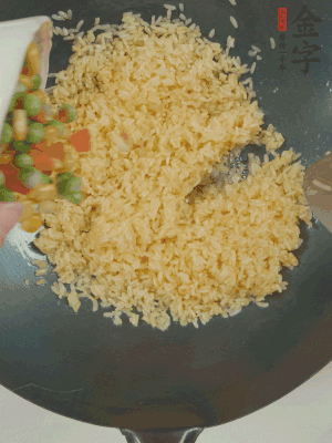 下豌豆粒、胡蘿卜粒、玉米粒。（買現(xiàn)成冷凍的雜菜即可，非常方便）