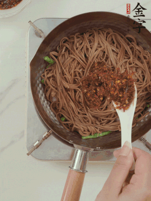 下蕎麥面，淋上少許醬油，加2勺金字火腿大師醬略翻炒即可。