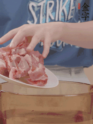 排骨剁小塊，加姜片、料酒沸水下鍋焯水。