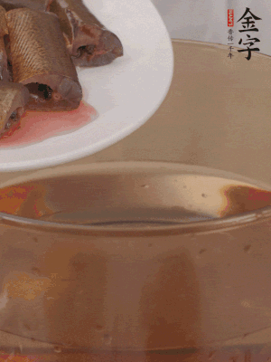 處理干凈的黃鱔段，加姜片、料酒沸水下鍋焯水。撈出用涼水沖洗干凈。