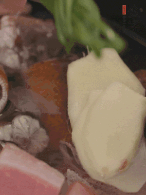 加姜片、蔥結、料酒。