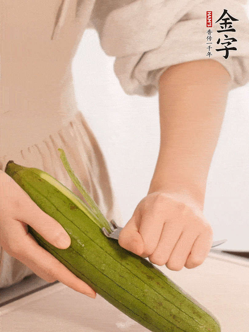 絲瓜去皮切滾刀塊用鹽殺一下水分洗凈。