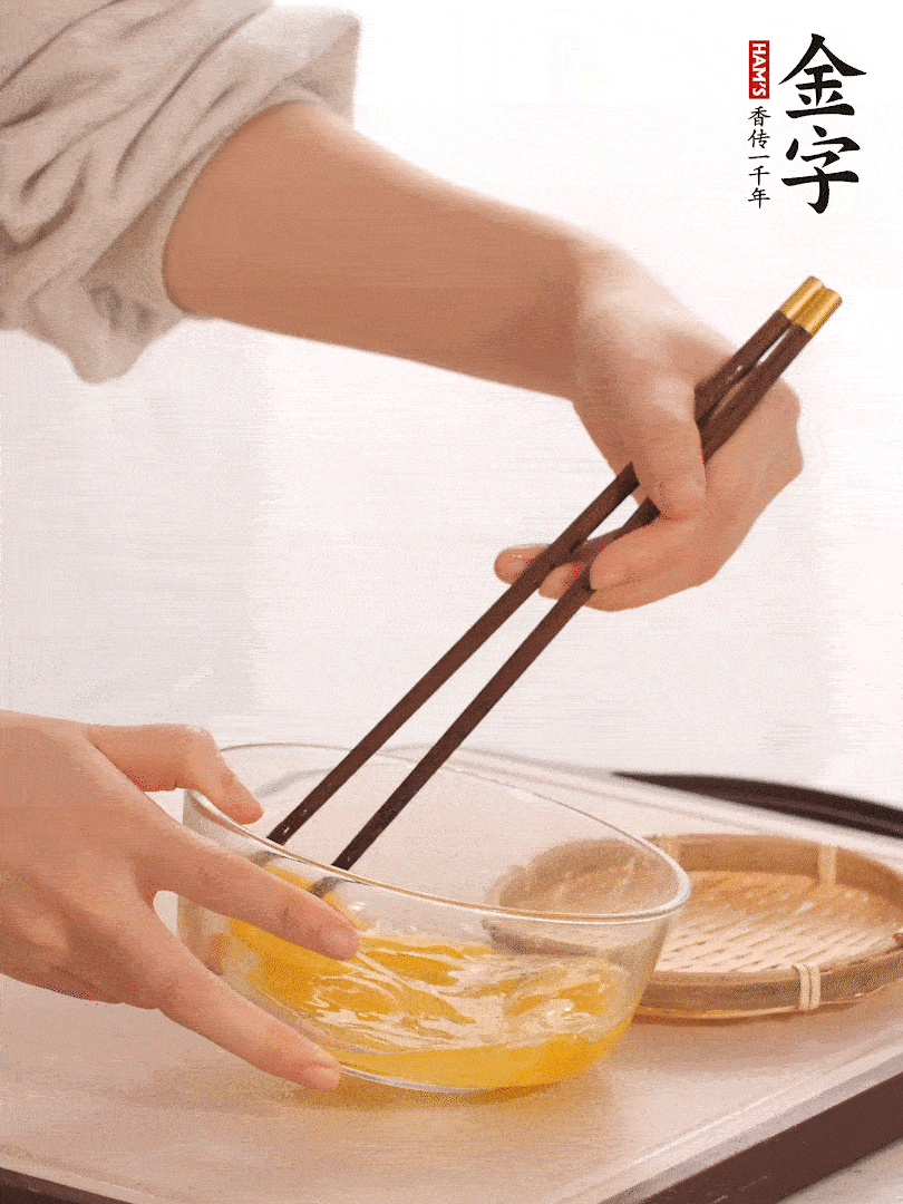 兩顆雞蛋打散。