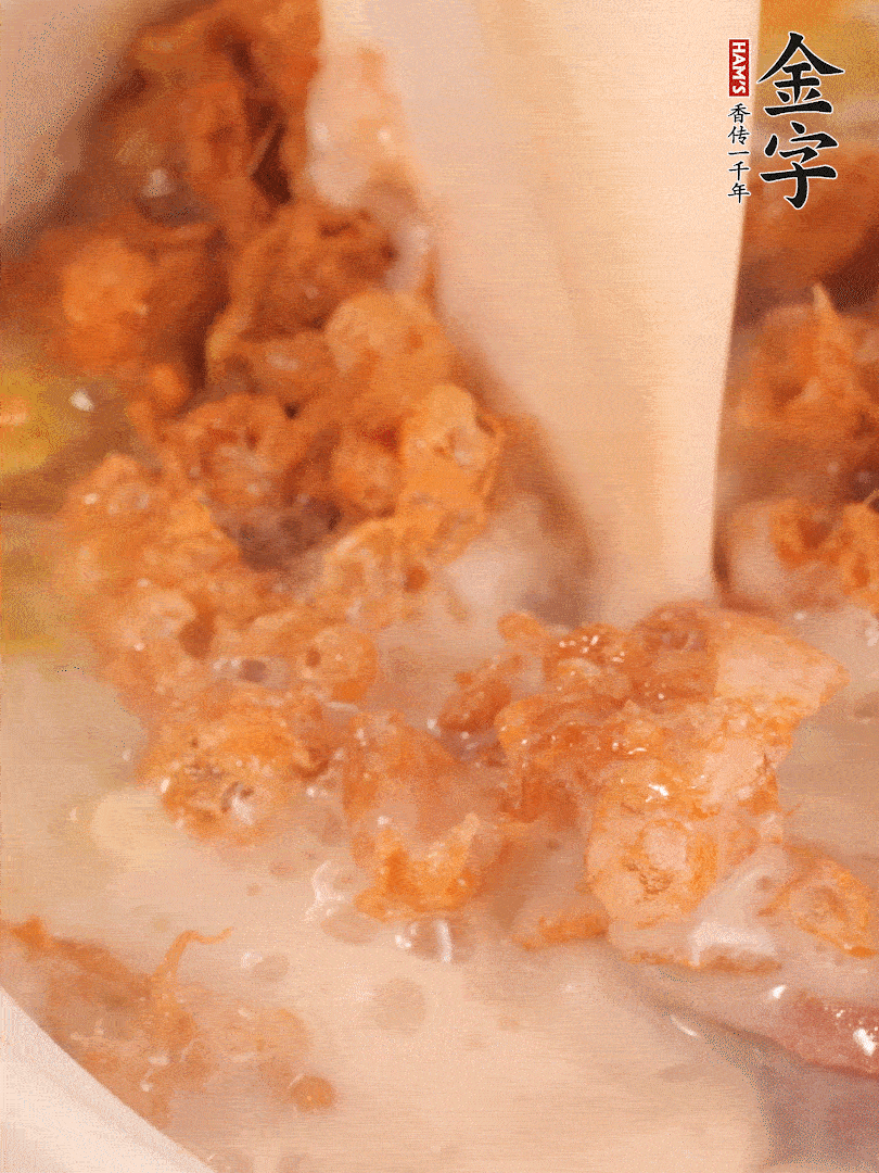 加入蛋酥再煨煮2分鐘，加入豆?jié){。