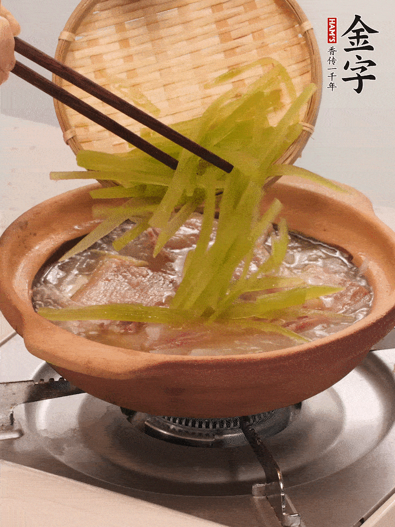 倒入熱水煮開后，轉(zhuǎn)小火燉煮10分鐘，呈奶白色湯底。
