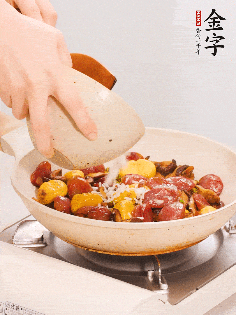 把米淘洗干凈，放入切好的香菇、板栗、毛豆。