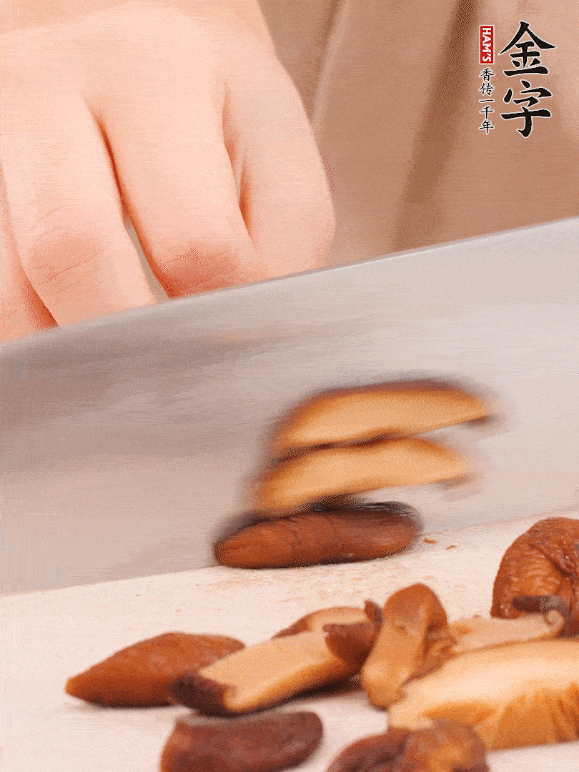 干香菇泡發(fā)，切成小塊。