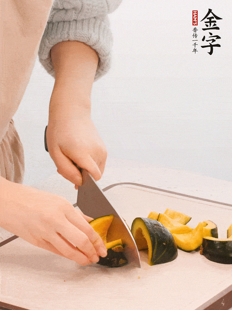 貝貝南瓜切小塊，生姜切成姜絲。