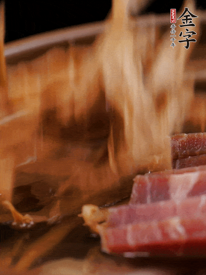 大筒骨、金字火腿、姜片、黃酒一起放入砂鍋，加筍干燉煮40分鐘。（如果家里有高壓鍋，用高壓鍋把高湯壓出來更鮮濃。）