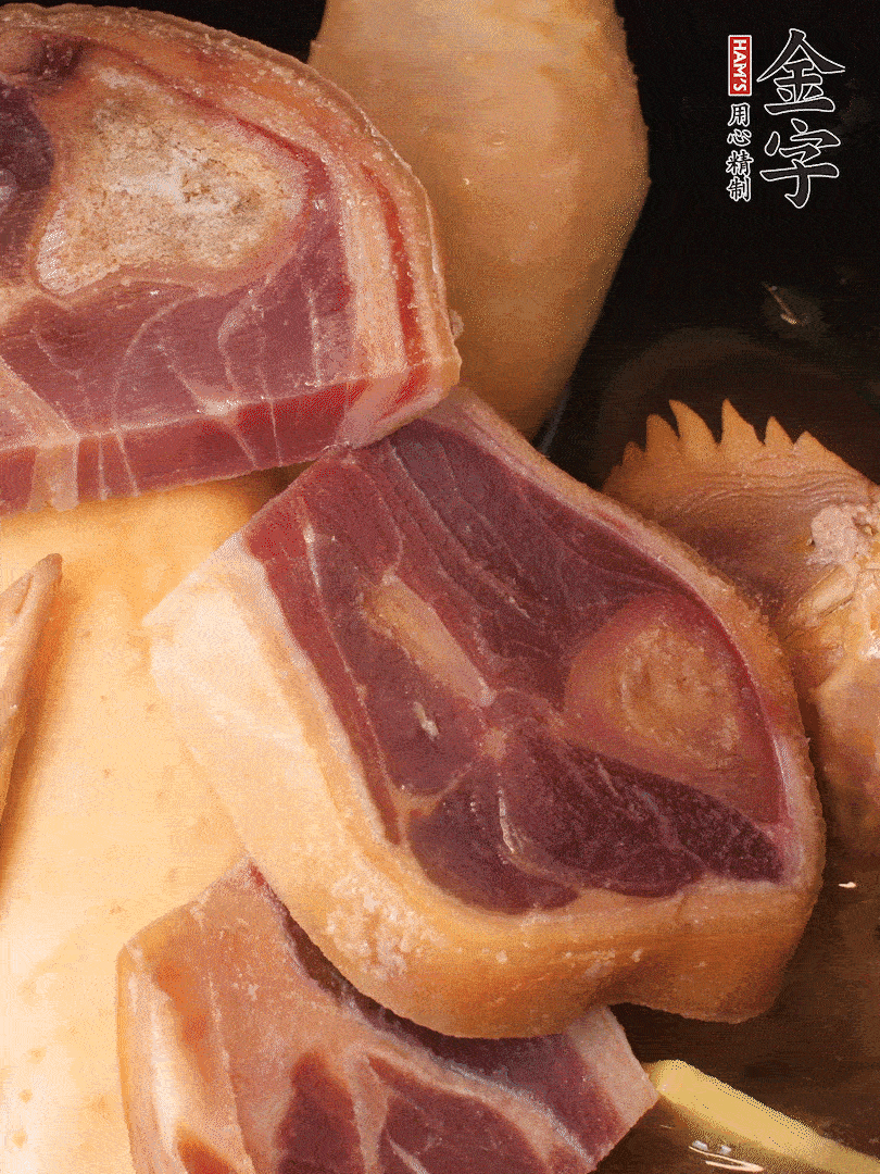火踵、老母雞加蔥、姜、料酒、清水，大火燒開后轉(zhuǎn)小火，燉1小時(shí)