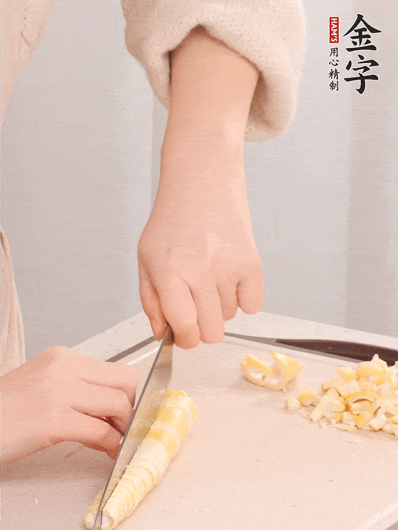 春筍去皮切小塊，焯水2分鐘左右