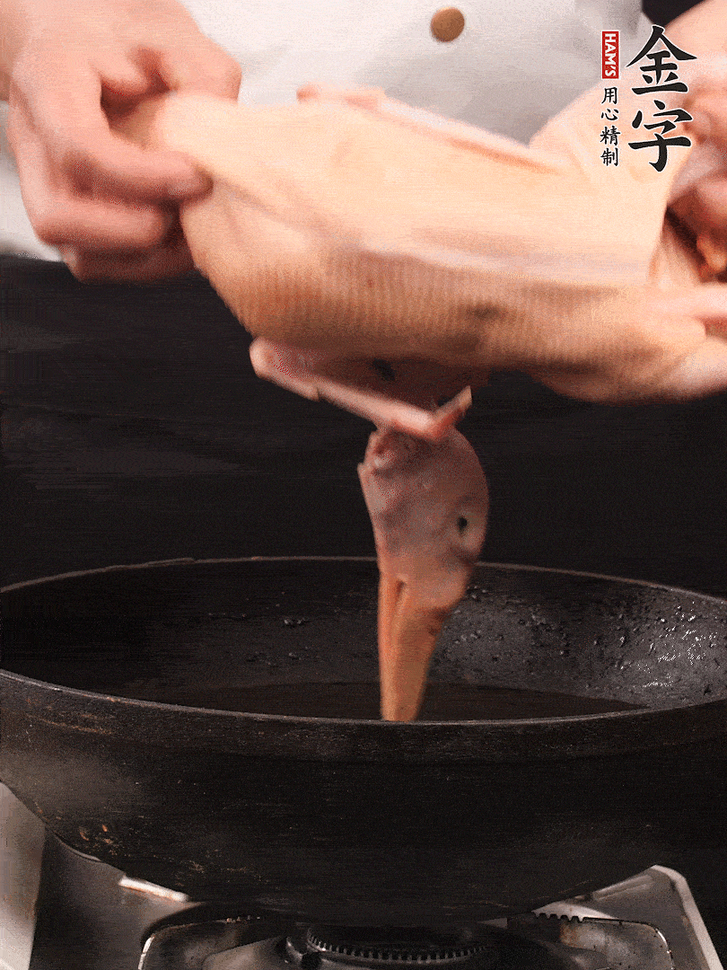 處理干凈的老鴨1只，黃酒小半碗，姜幾片，一起放入冷水，煮沸焯水3分鐘，去除血沫