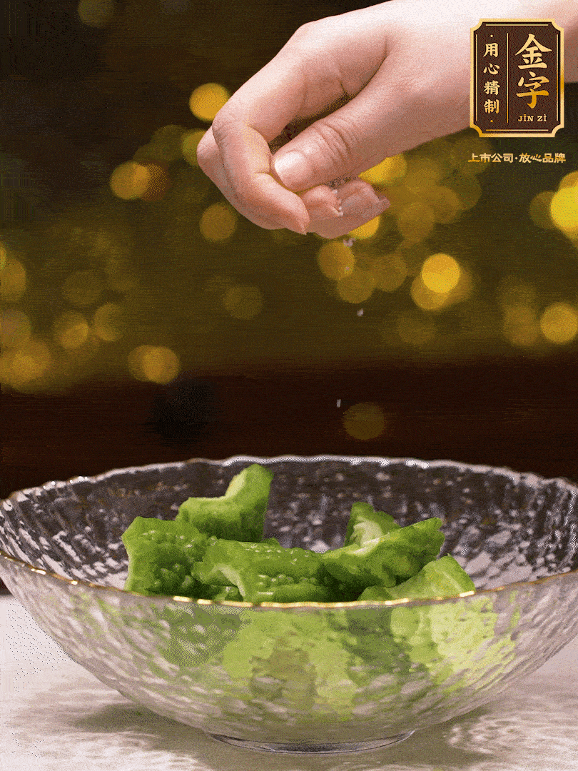 處理好的苦瓜切段（5cm），加點鹽鹽腌一下，去除一下苦味