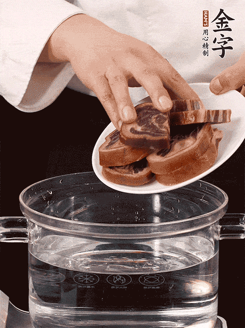 準(zhǔn)備食材。做金銀蹄有2個關(guān)鍵點：食材上火腿當(dāng)然得選足年發(fā)酵的金字火腿，新鮮豬爪最好選前腳、大小適宜的。