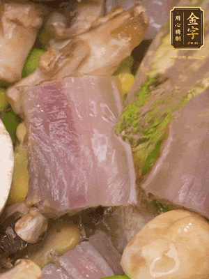 開(kāi)蓋，放入河蝦繼續(xù)燜煮5分鐘
