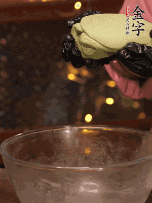 水里放點(diǎn)鹽，燒開后放艾草，一勺小蘇打，撈出浸入涼水，打成艾草泥