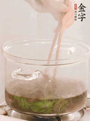 香椿焯水，變色后撈出，切成小段