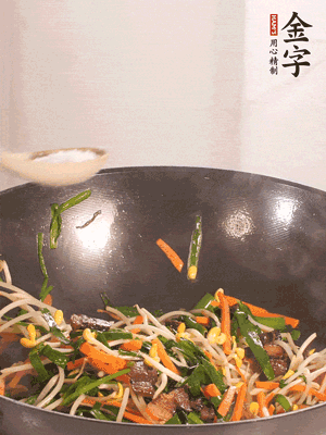 炒合菜：金字醬油肉、綠豆芽、韭菜