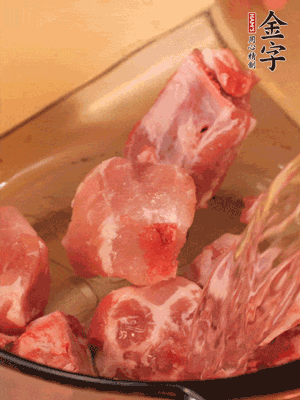 排骨冷水下鍋，加料酒、姜片，煮開綽水