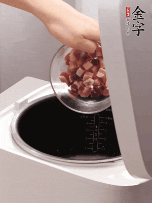 鍋中倒入豬油，油熱后炒熟上海青，給倒少許鹽調(diào)味