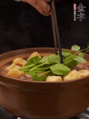 加筒骨煲的經(jīng)典配菜：金字土香腸、油豆腐、千張蓋上蓋子燜一會兒，耐心等候10分鐘。