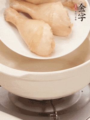雞腿、火腿、干貝、蒜頭放入砂鍋內(nèi)燉1小時(shí)