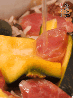 倒入溫開水，水量高出米面一個(gè)指節(jié)。