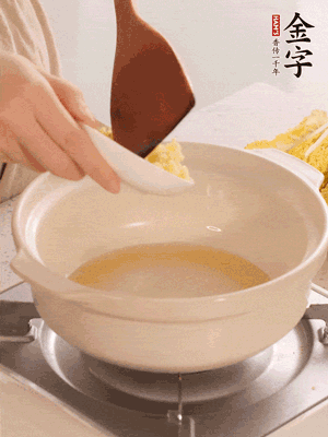 鍋里留少量底油煸香火腿和姜末。