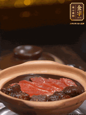 鋪上臘腸和排骨，鍋邊淋一圈油，小火煲10分鐘