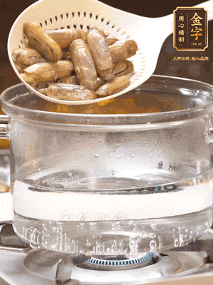 煮一鍋沸水，下蟶子汆燙30秒，撈出浸入冰水，取出蟶子肉